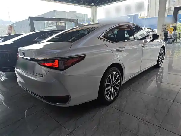 Lexus ES 2022