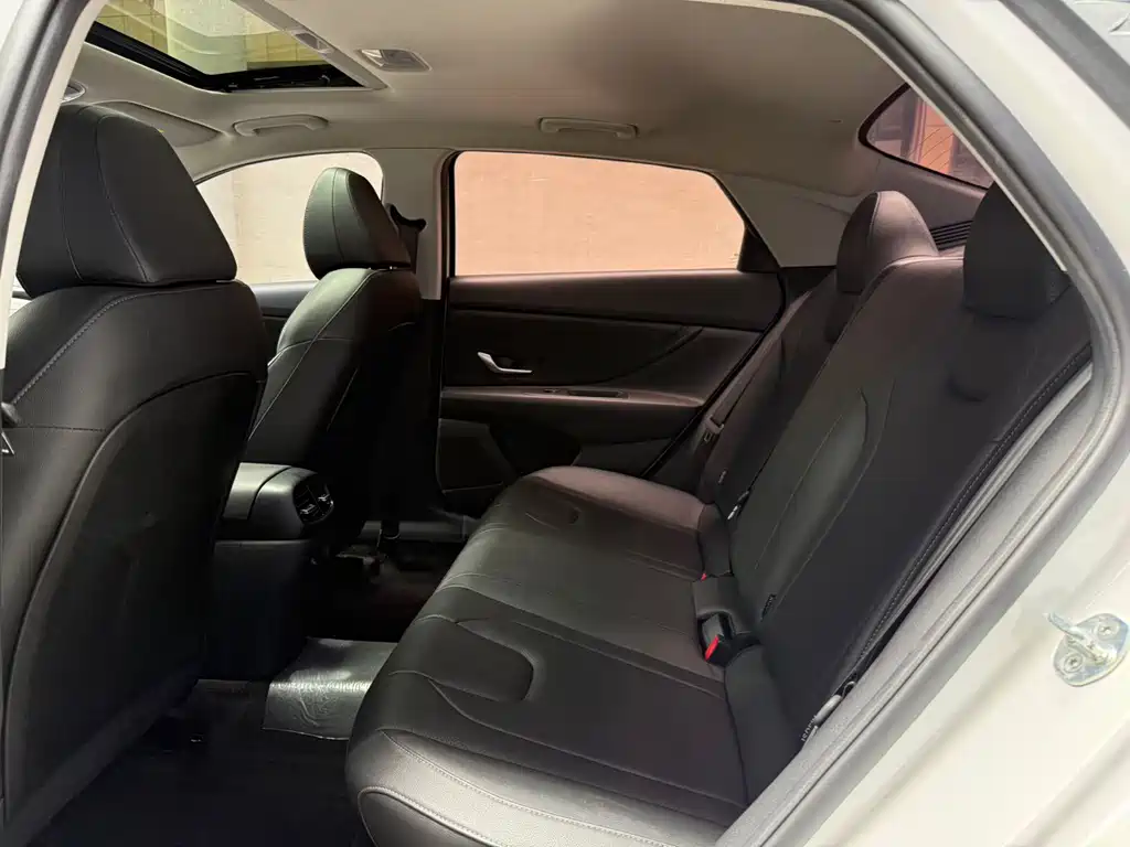 Hyundai Elantra 2023 — фото 10