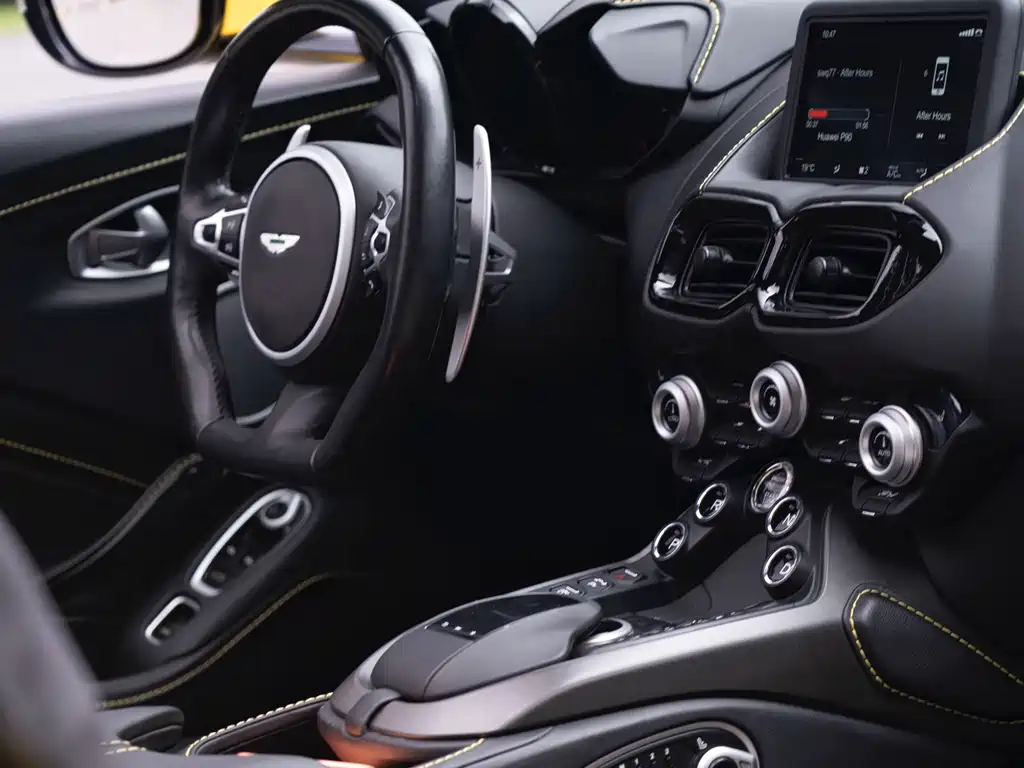 Aston Martin V8 Vantage 2022 — фото 16