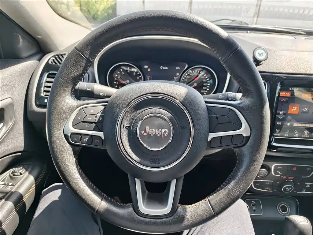 Jeep Compass 2017 — фото 10