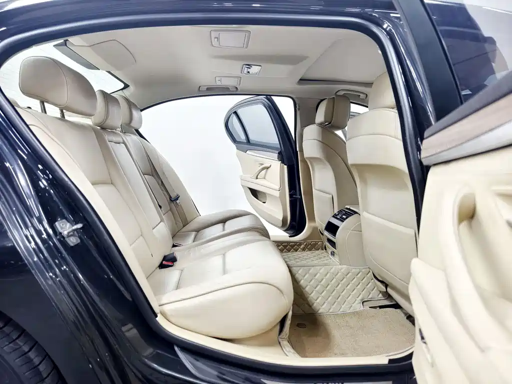 BMW 5 Series 2012 — фото 16