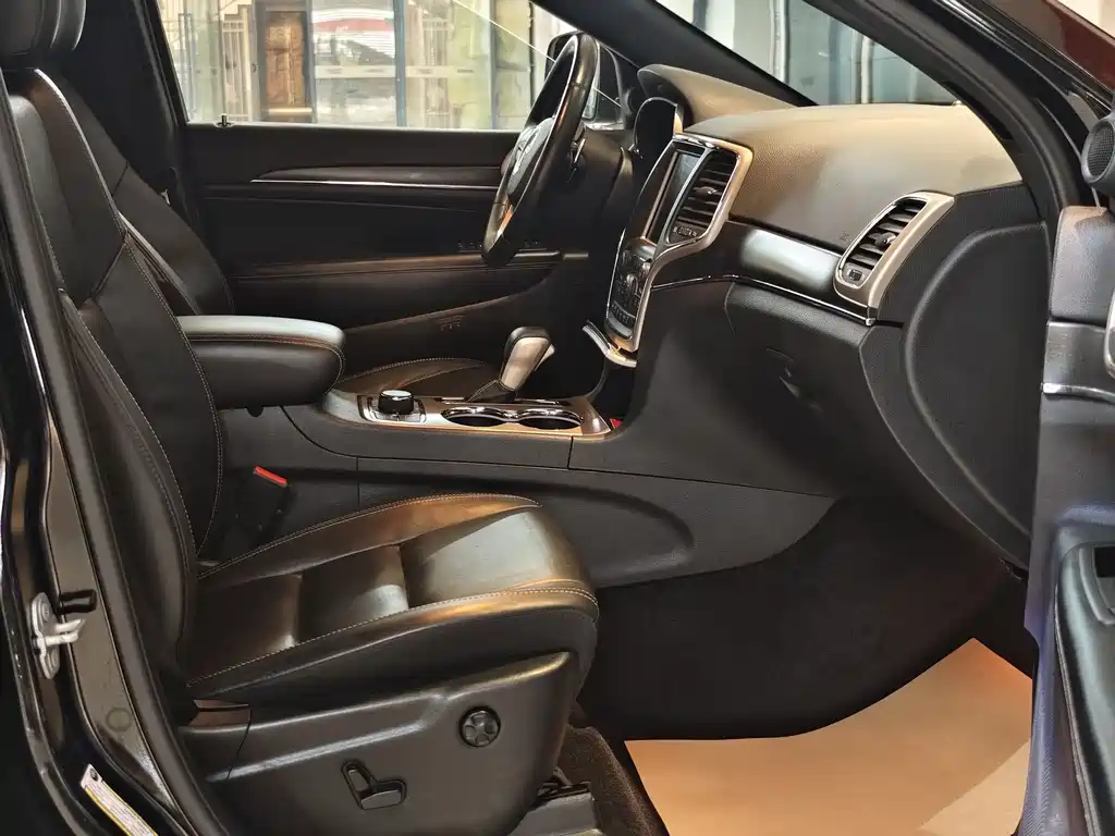 Jeep Grand Cherokee 2018 — фото 14