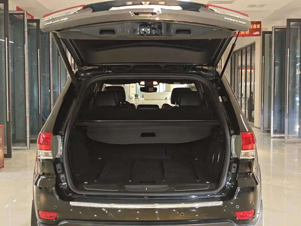 Jeep Grand Cherokee 2018 — фото 19