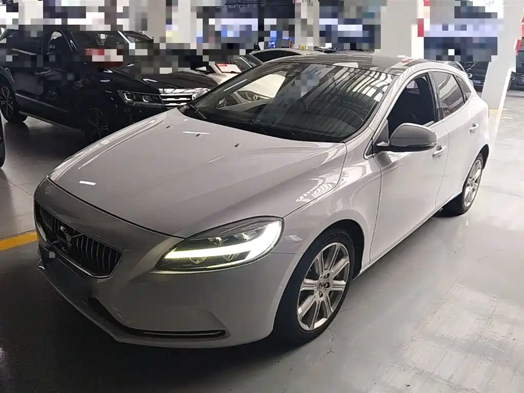 Volvo V40 2019 — фото 2