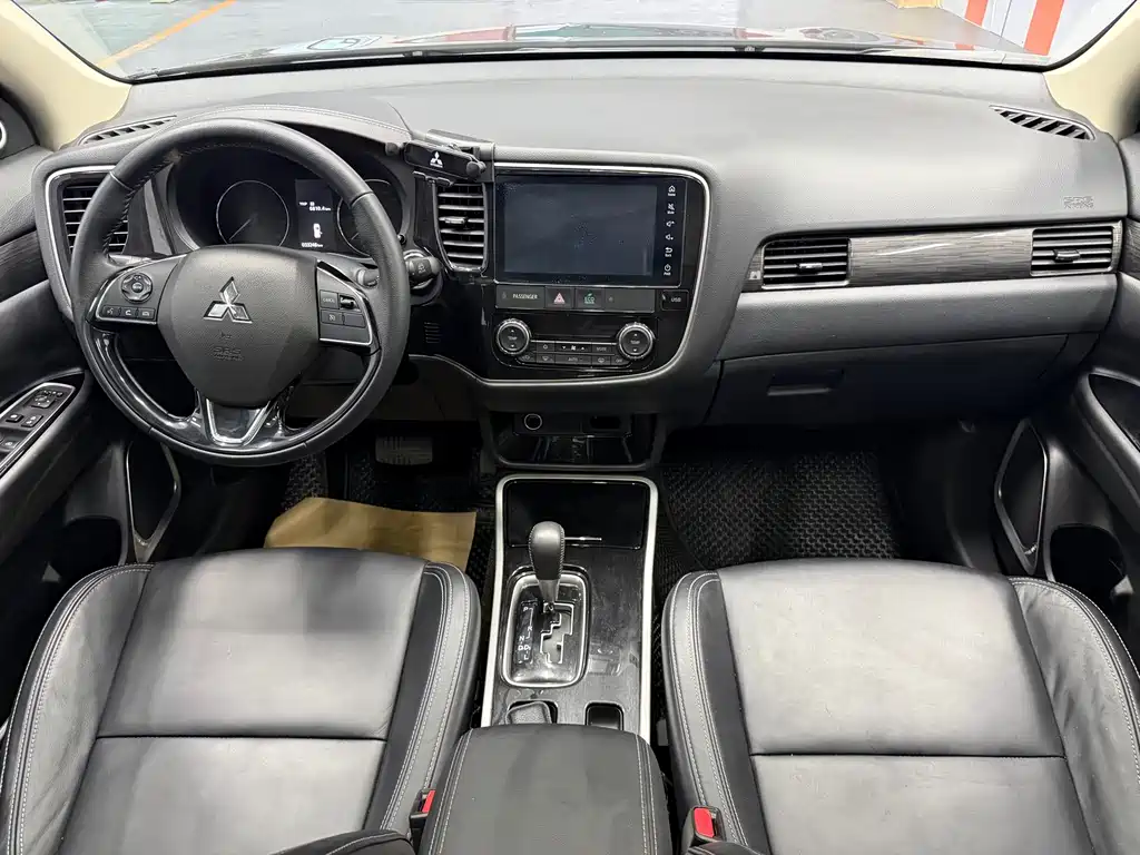 Mitsubishi Outlander 2021 — фото 11