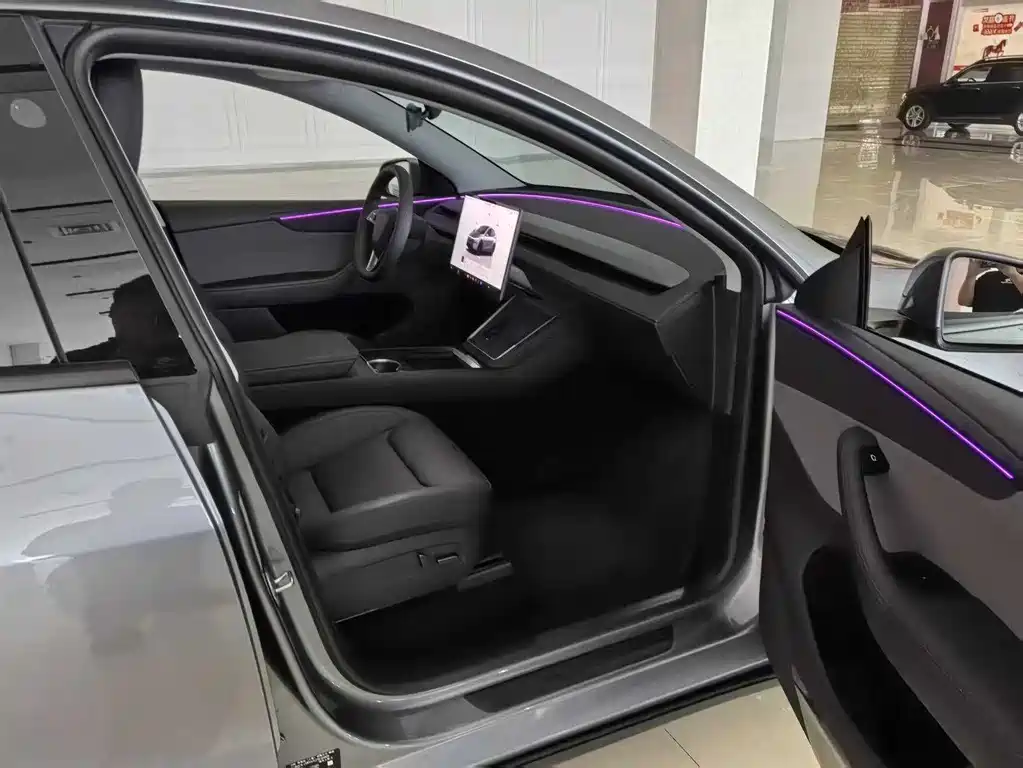 Tesla Model Y 2025 — фото 4