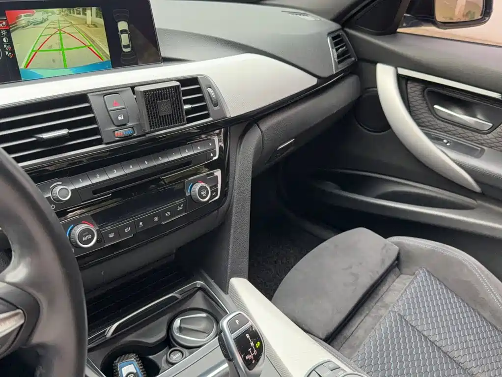 BMW 3 Series 2018 — фото 16