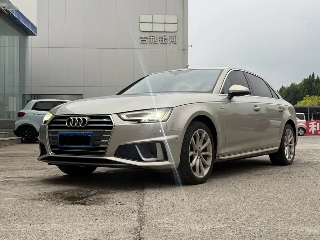 Audi A4L 2019 — фото 1
