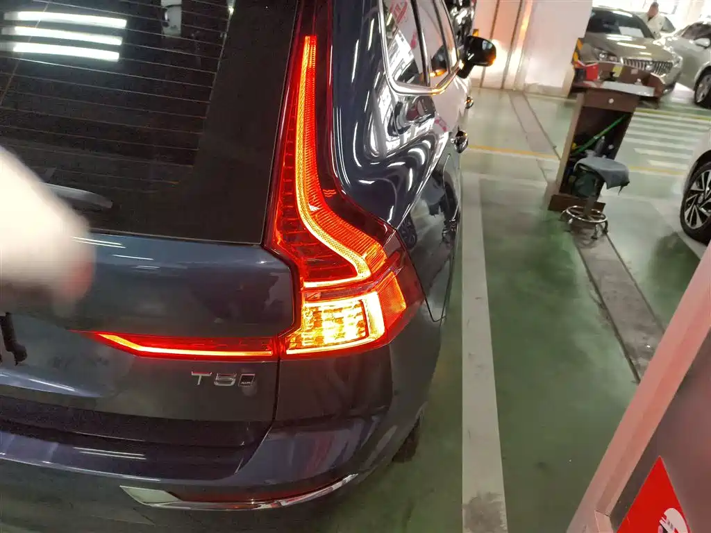 Volvo XC60 2021 — фото 24