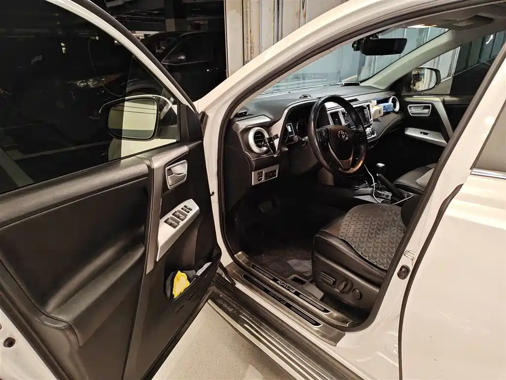 Toyota RAV4 2018 — фото 14