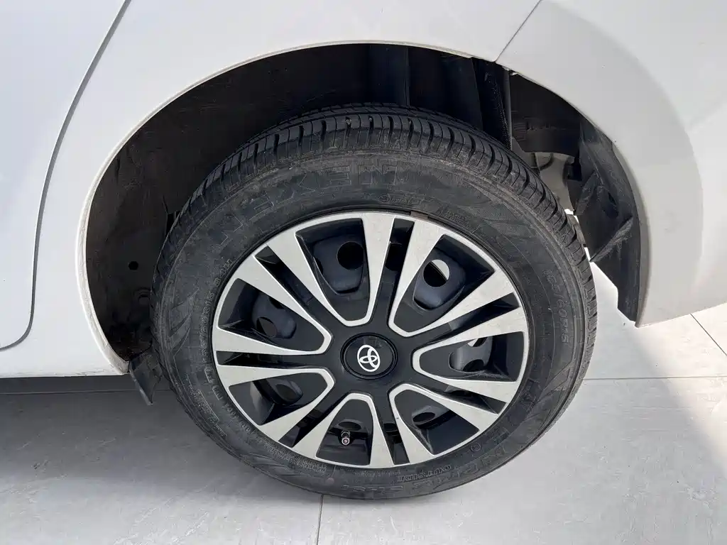 Toyota Yaris L 2017 — фото 16