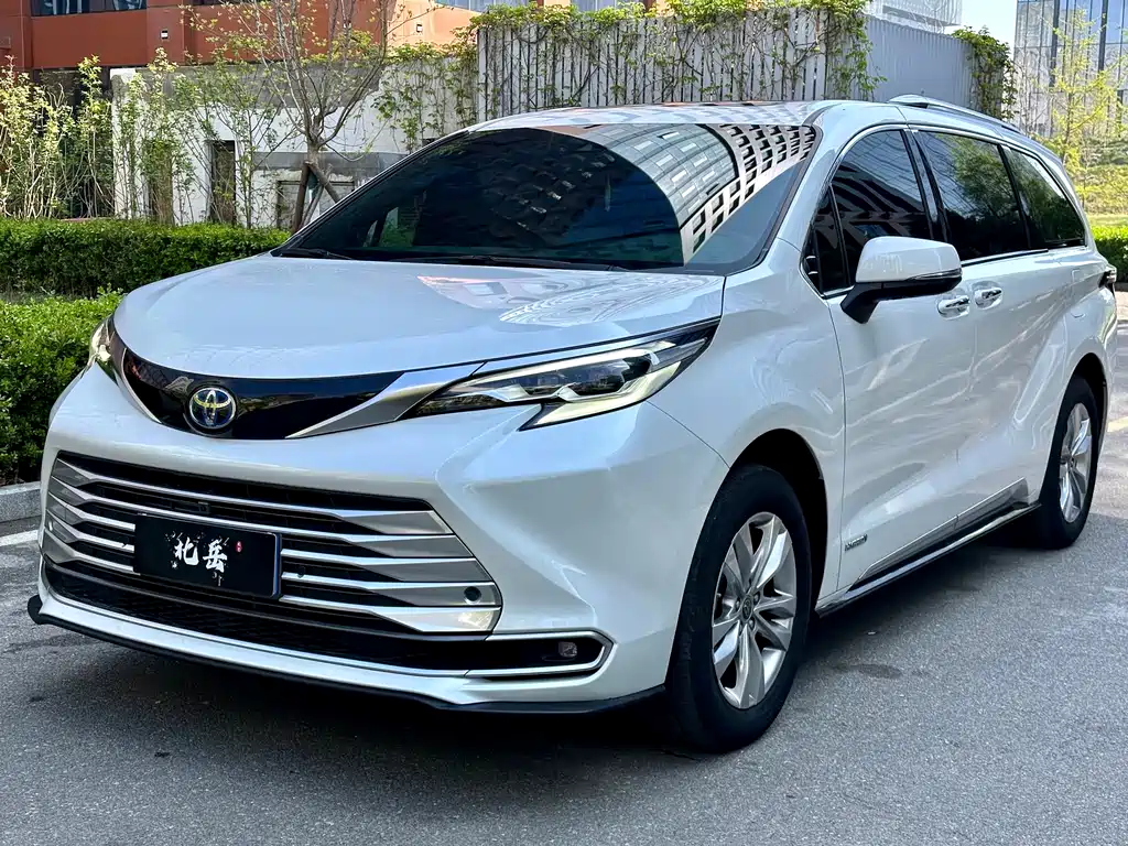 Toyota Sienna 2022 — фото 1