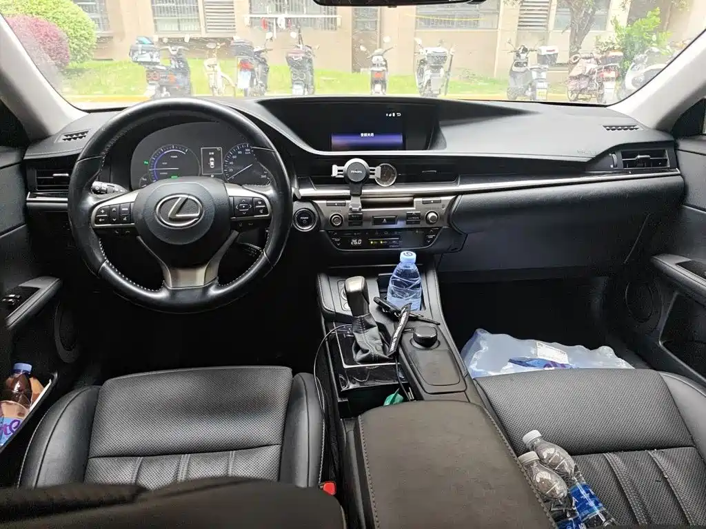 Lexus ES 2017 — фото 13