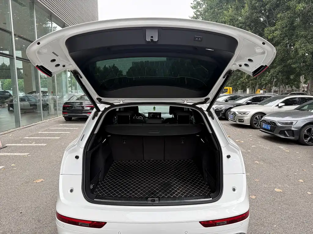 Audi Q5L 2023 — фото 13
