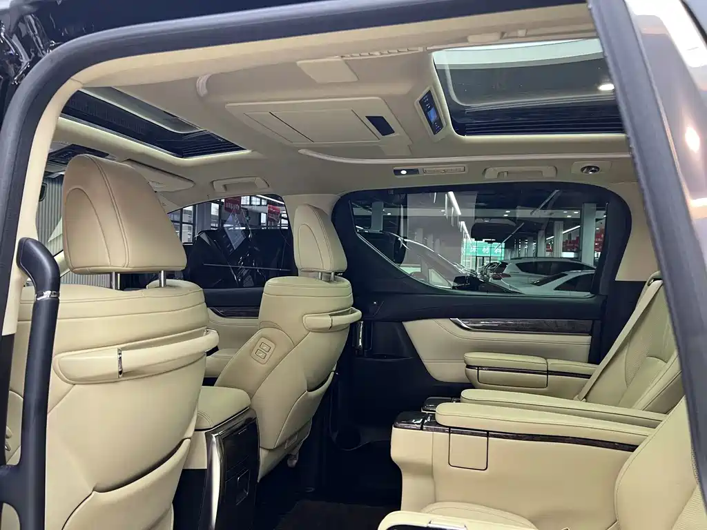 Toyota Alphard 2023 — фото 20