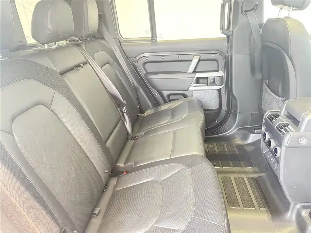 Land Rover Defender 2023 — фото 11