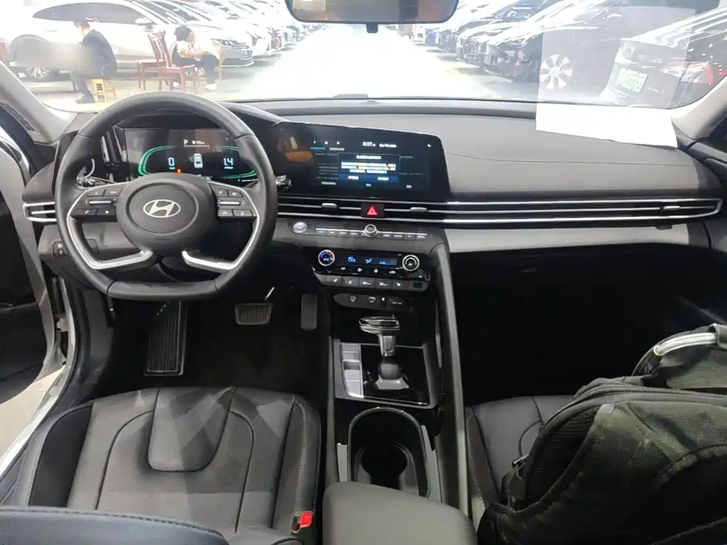 Hyundai Elantra 2025 — фото 10