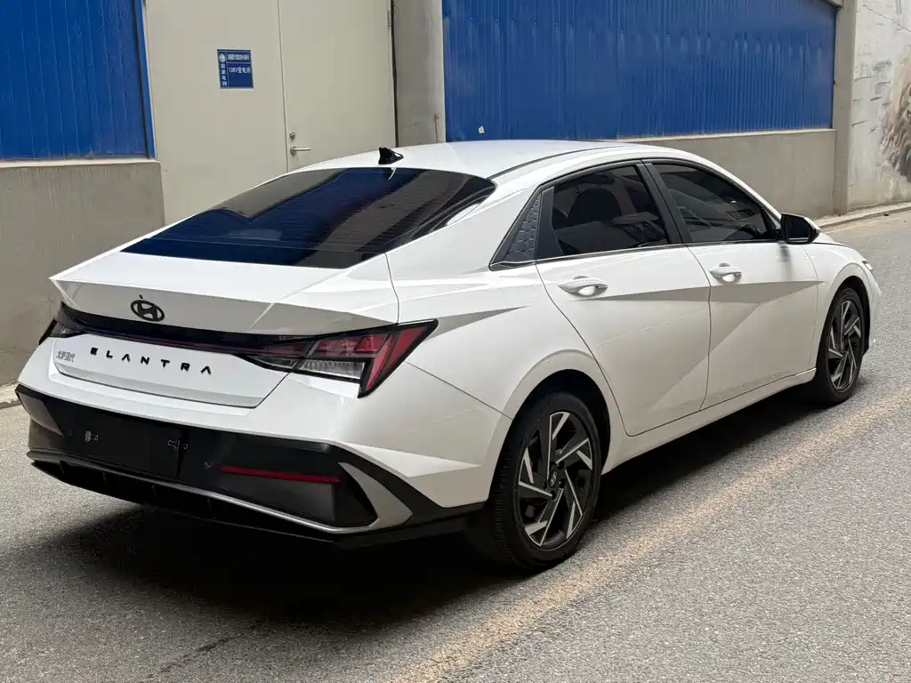 Hyundai Elantra 2023 — фото 4