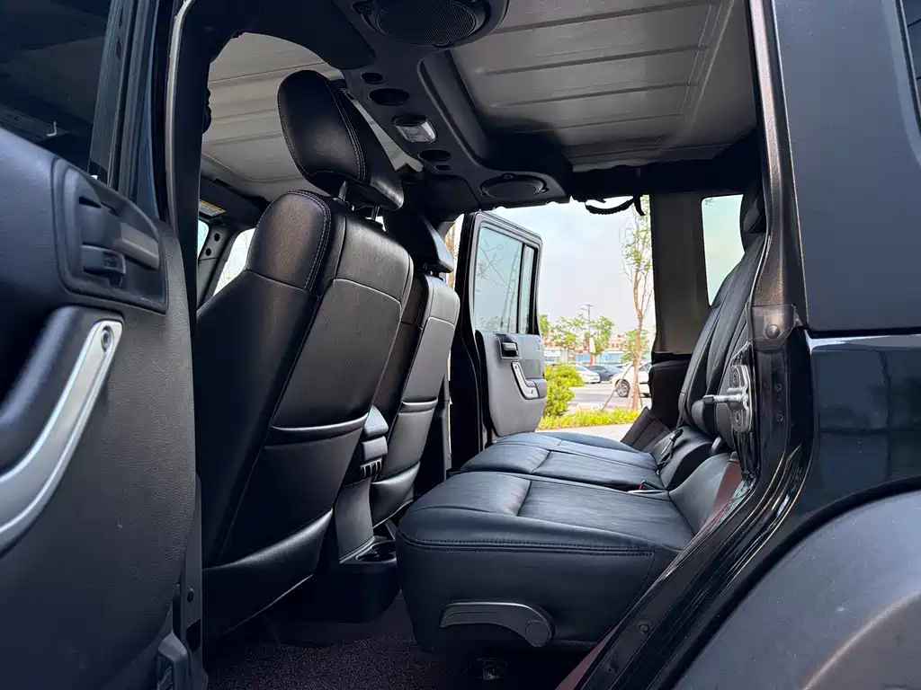 Jeep Wrangler 2012 — фото 15