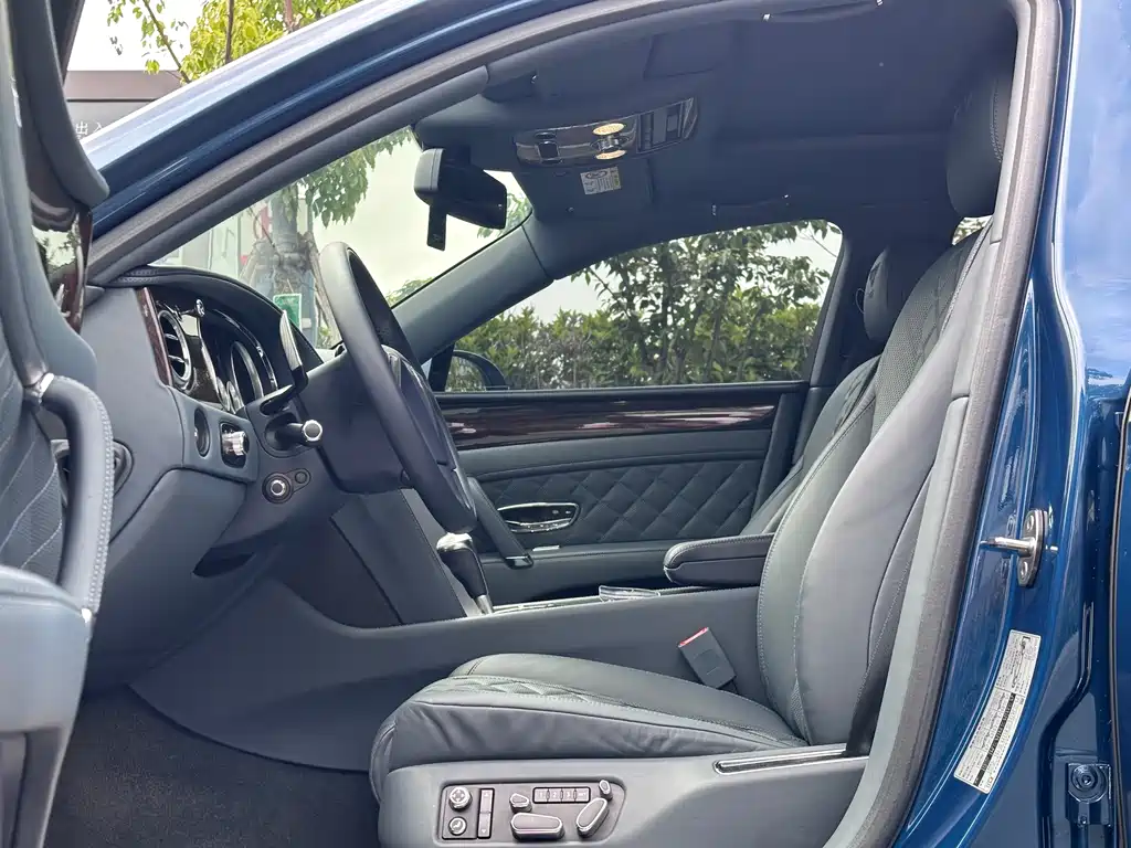 Bentley Flying Spur 2018 — фото 18