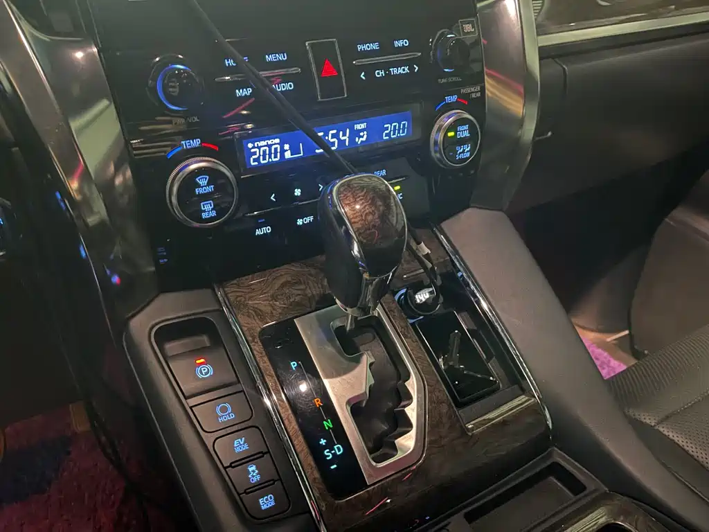 Toyota Alphard 2020 — фото 13
