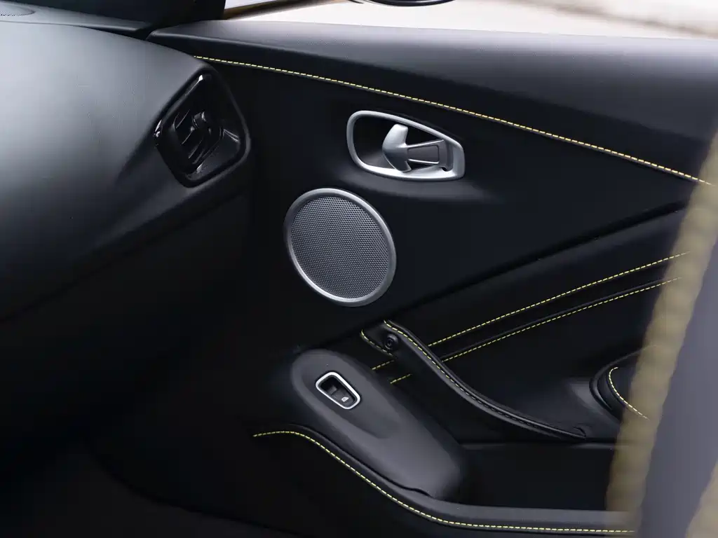 Aston Martin V8 Vantage 2022 — фото 11