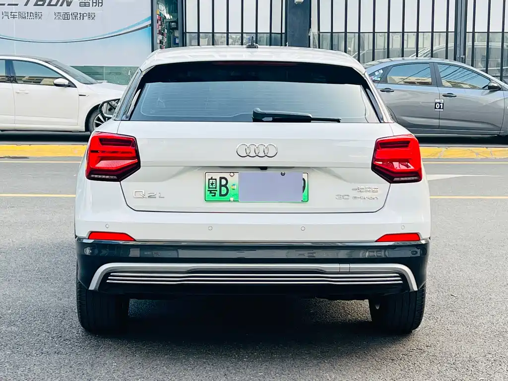 Audi Q2L e-tron 2020 — фото 10