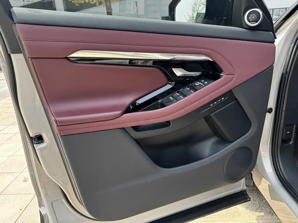 Land Rover Evoque 2023 — фото 9