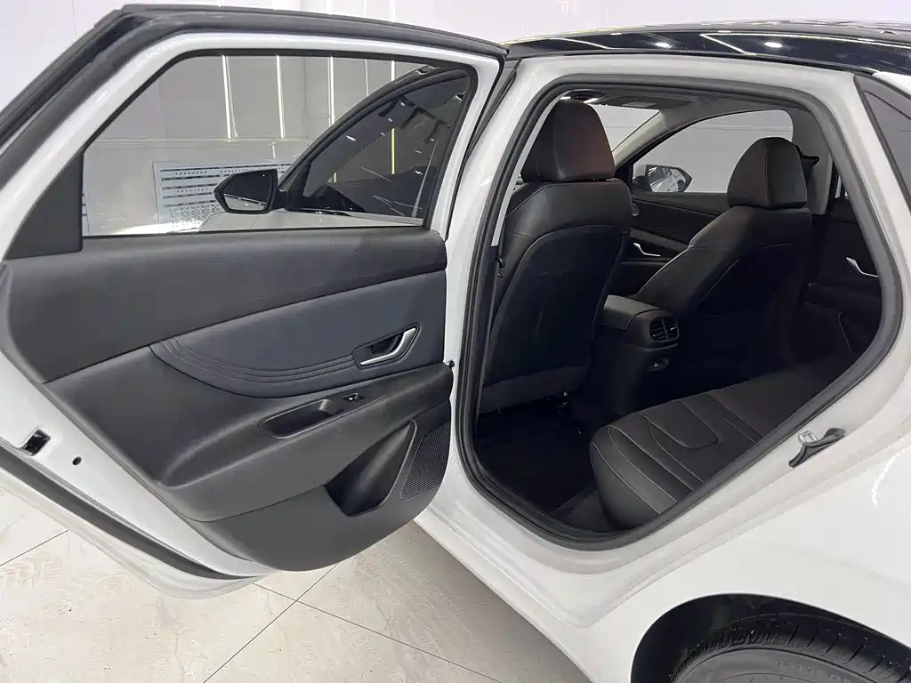 Hyundai Elantra 2023 — фото 12
