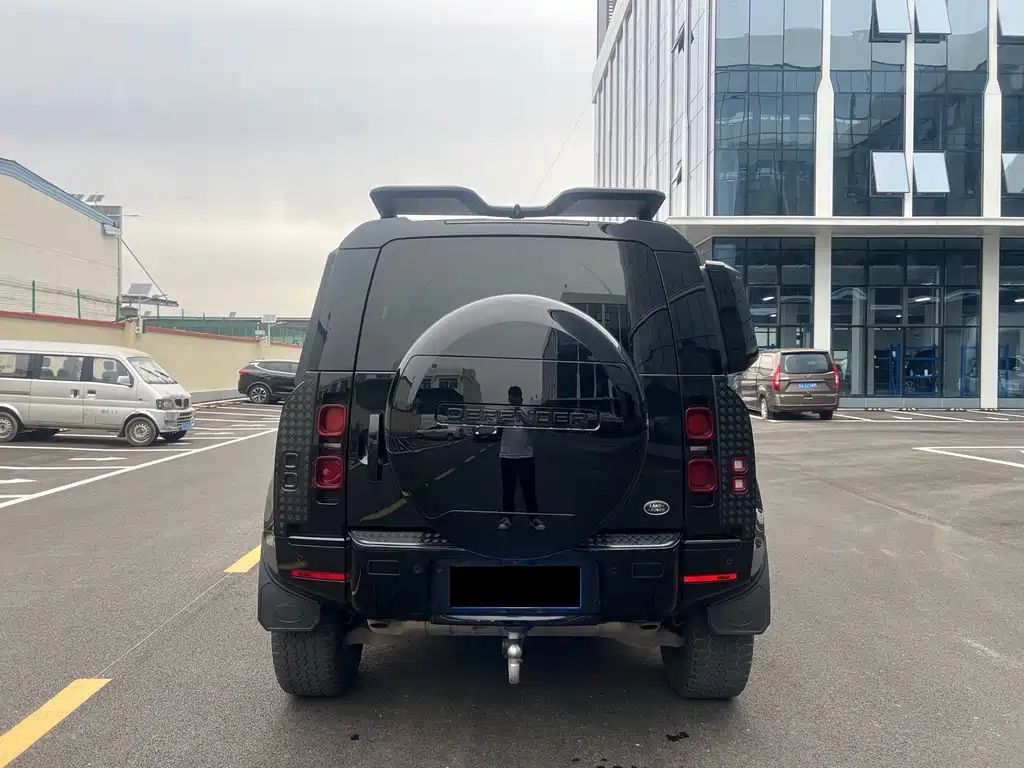 Land Rover Defender 2023 — фото 18