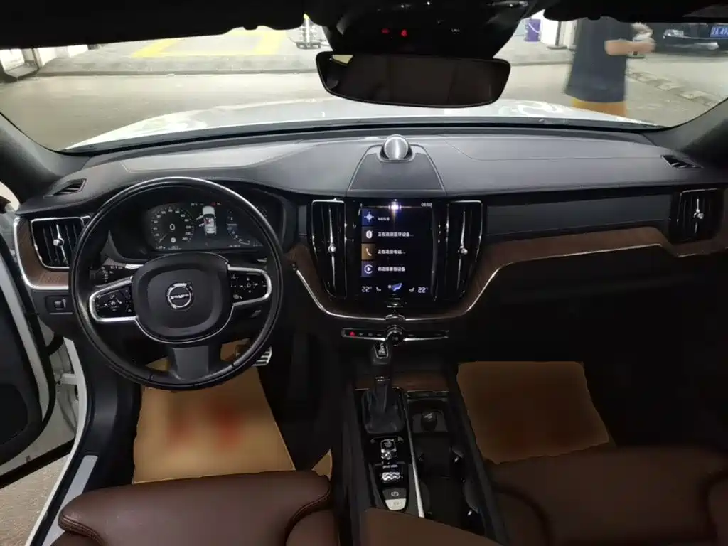 Volvo XC60 2021 — фото 10