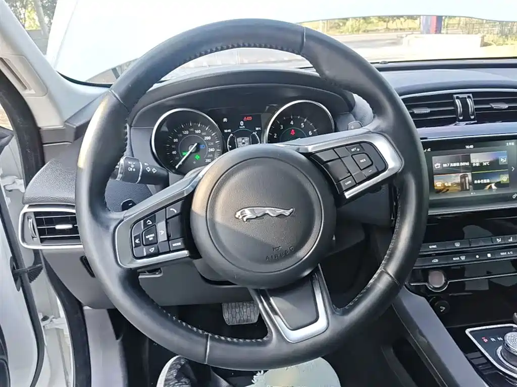 Jaguar F-PACE 2018 — фото 11