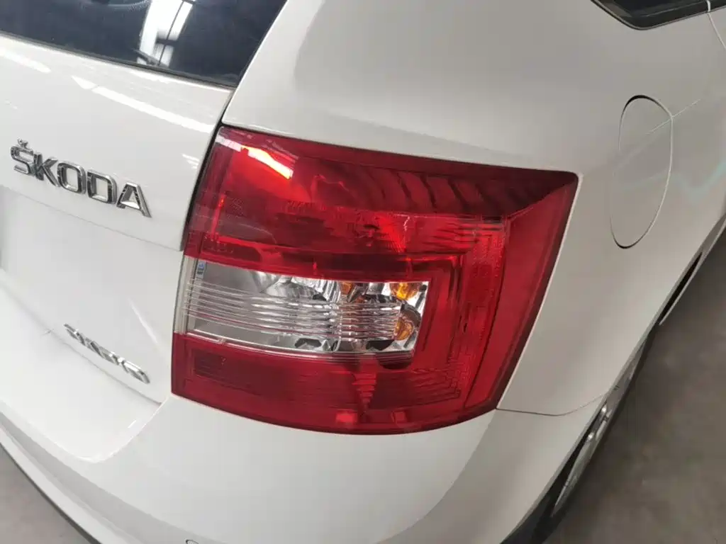 Skoda Rapid Spaceback 2015 — фото 8