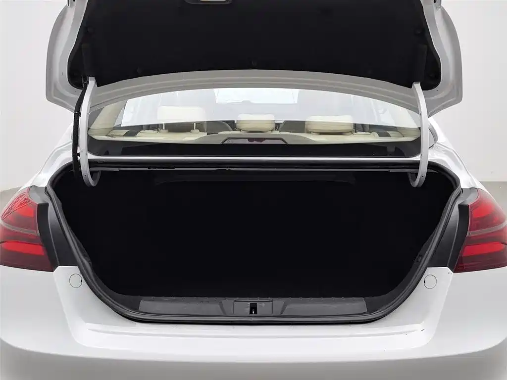 Geely Emgrand 2018 — фото 16