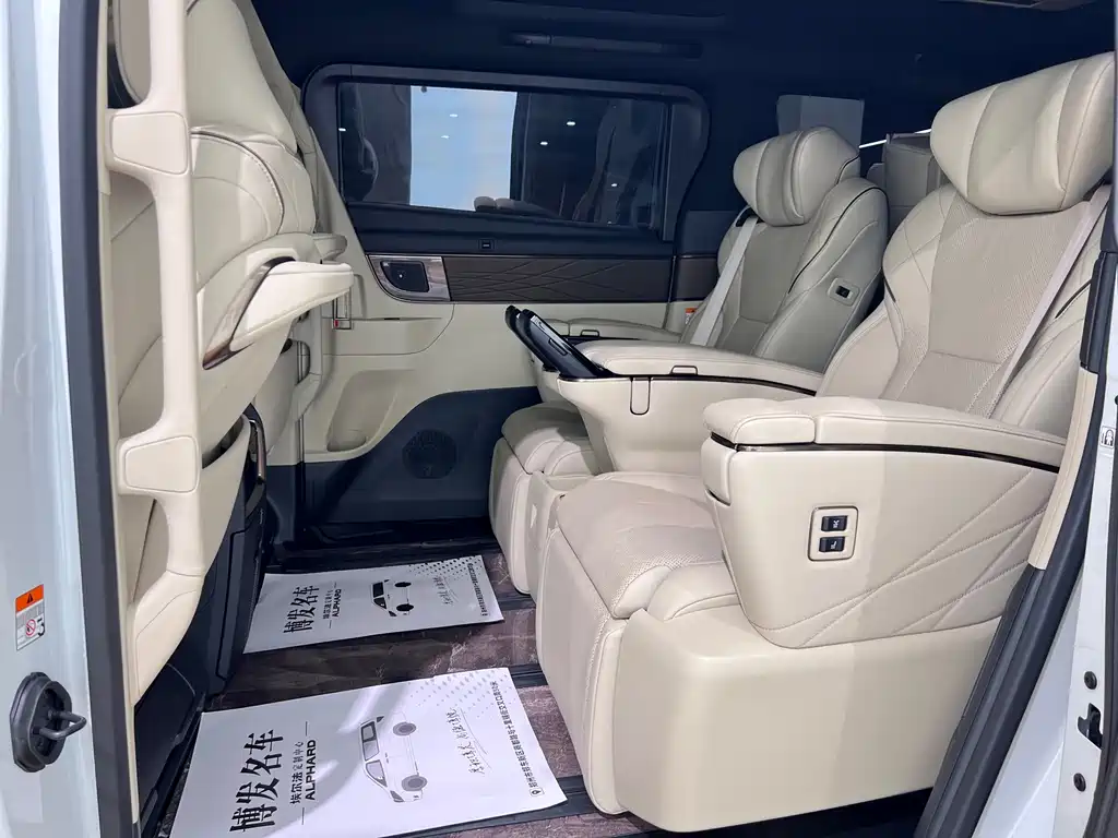 Toyota Vellfire 2023 — фото 10