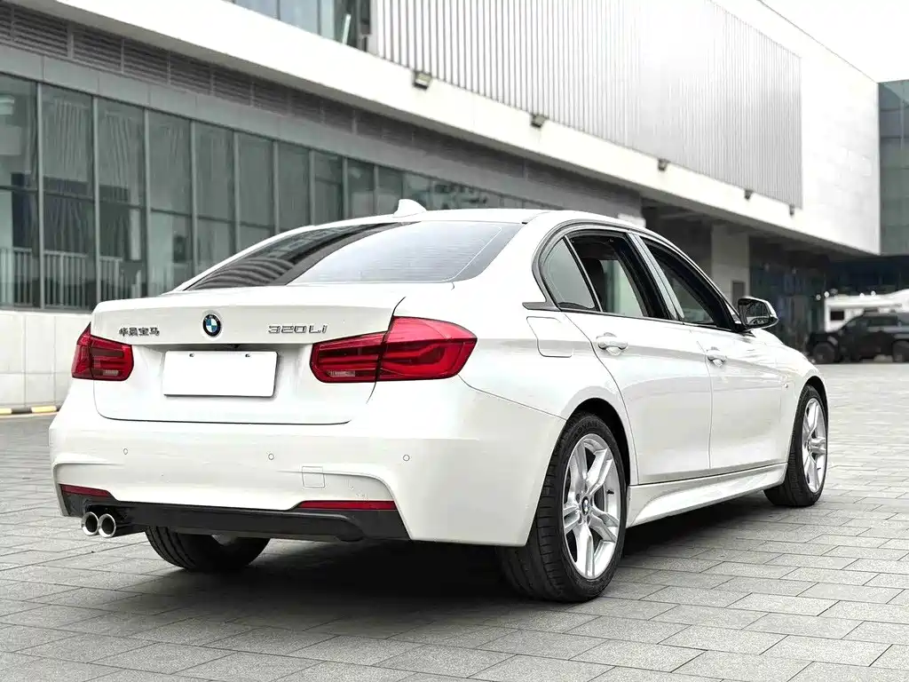 BMW 3 Series 2018 — фото 9