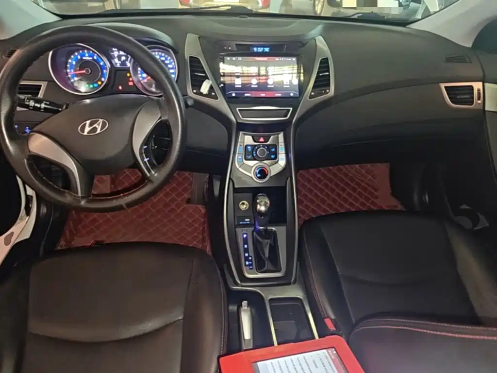 Hyundai Elantra 2018 — фото 10