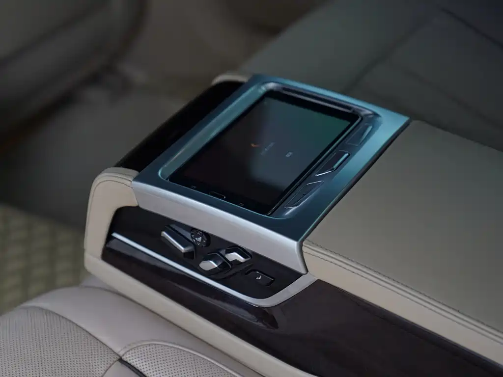 BMW 7 Series 2015 — фото 11