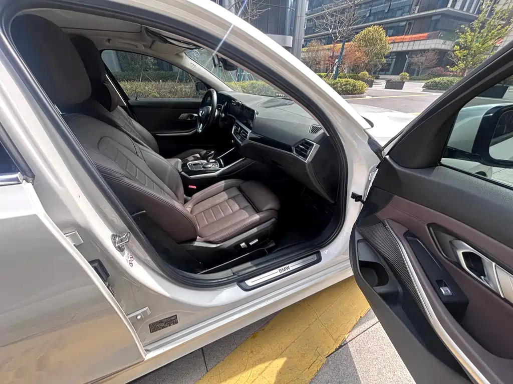 BMW 3 Series 2019 — фото 18