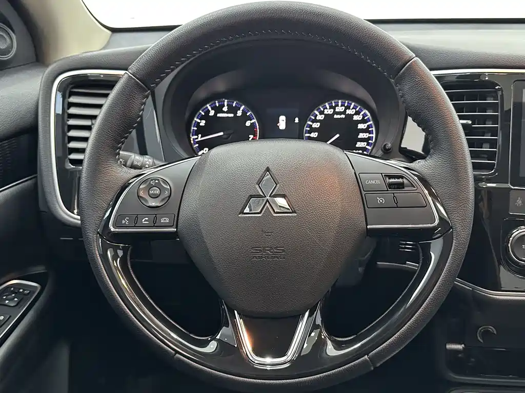 Mitsubishi Outlander 2023 — фото 12