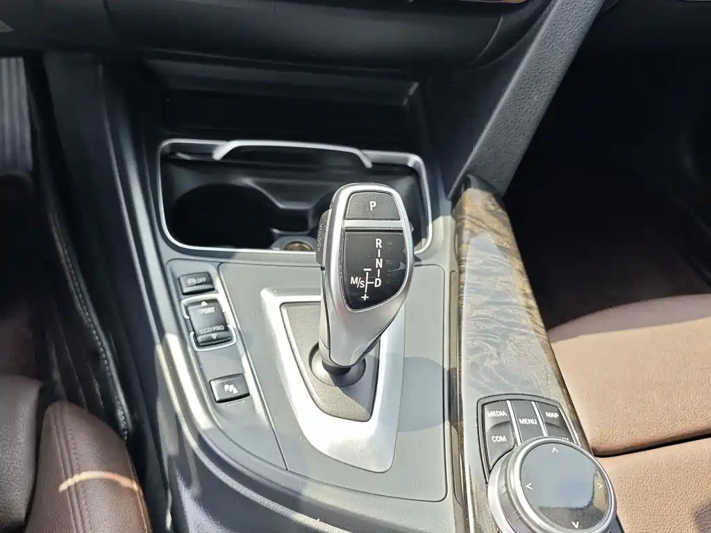 BMW 3 Series 2019 — фото 14