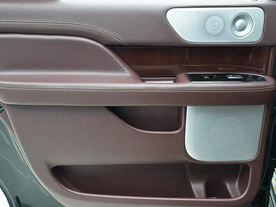 Lincoln Navigator 2022 — фото 17