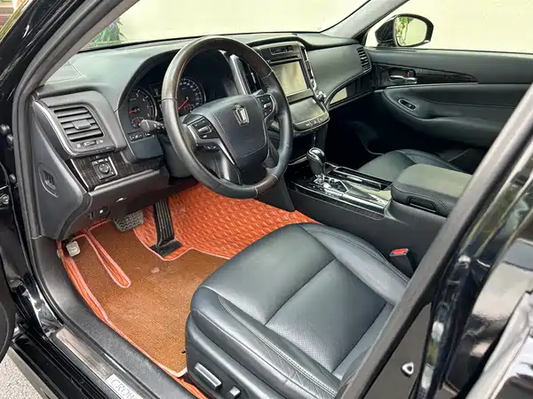 Toyota Crown 2015