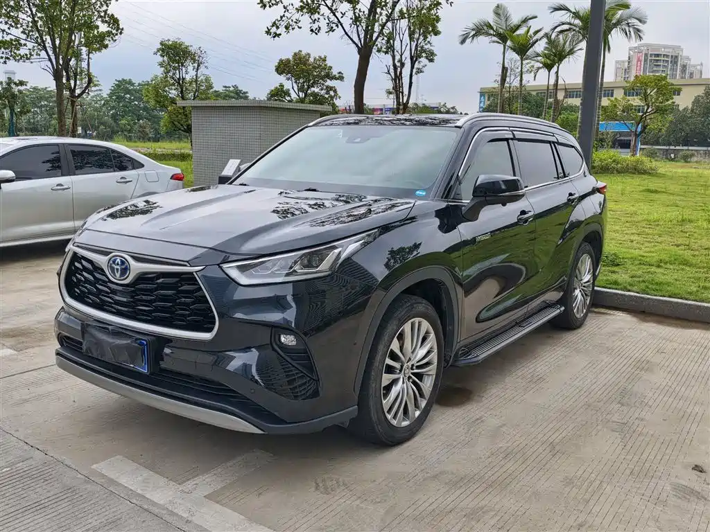 Toyota Highlander 2022 — фото 1