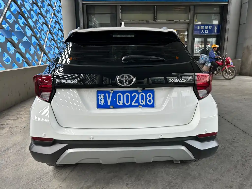 Toyota Yaris L 2022 — фото 12