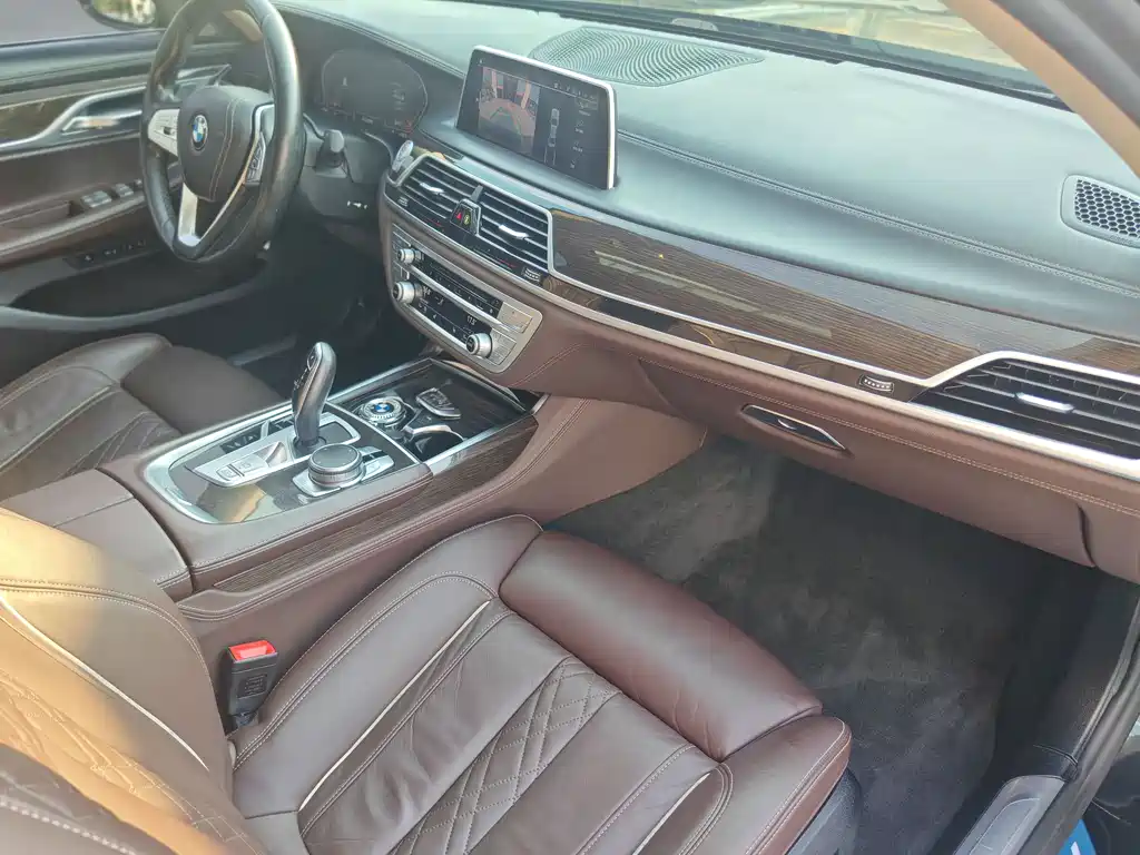 BMW 7 Series 2019 — фото 18