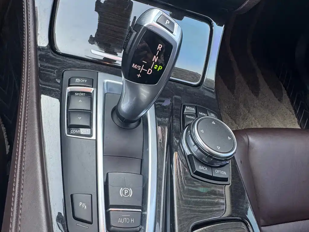 BMW 5 Series 2015 — фото 16