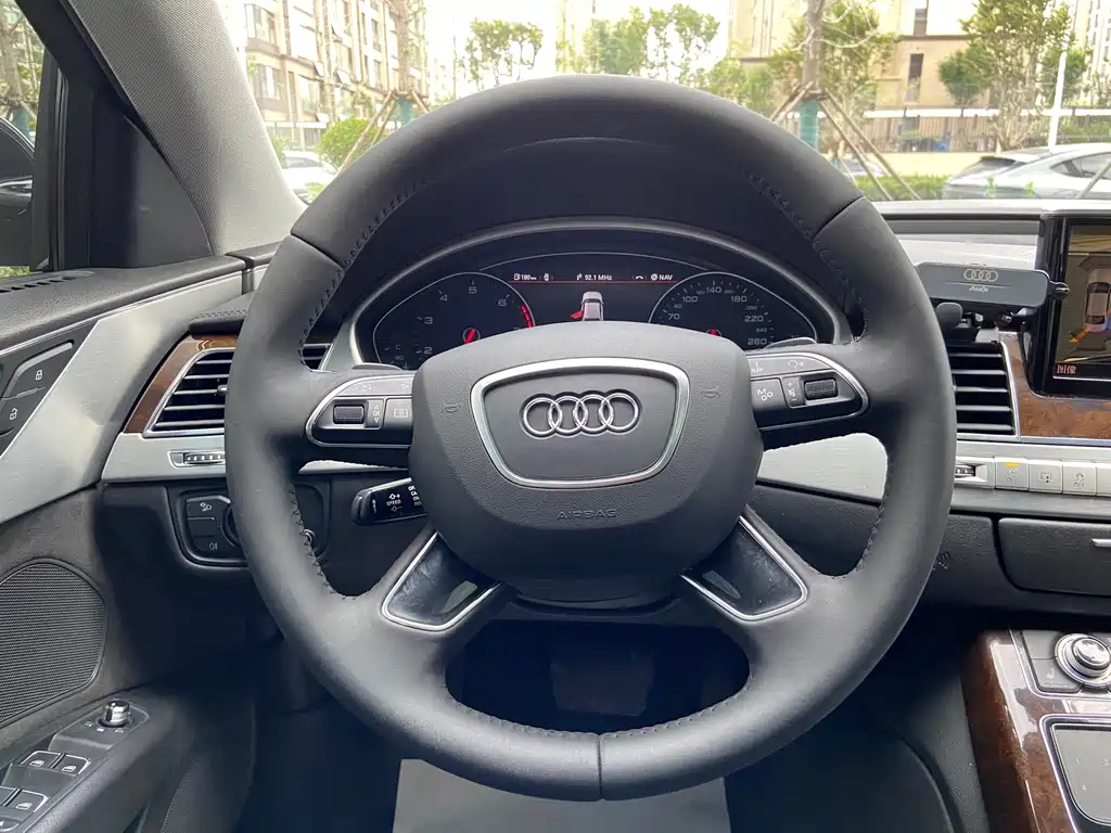 Audi A8 2015 — фото 12