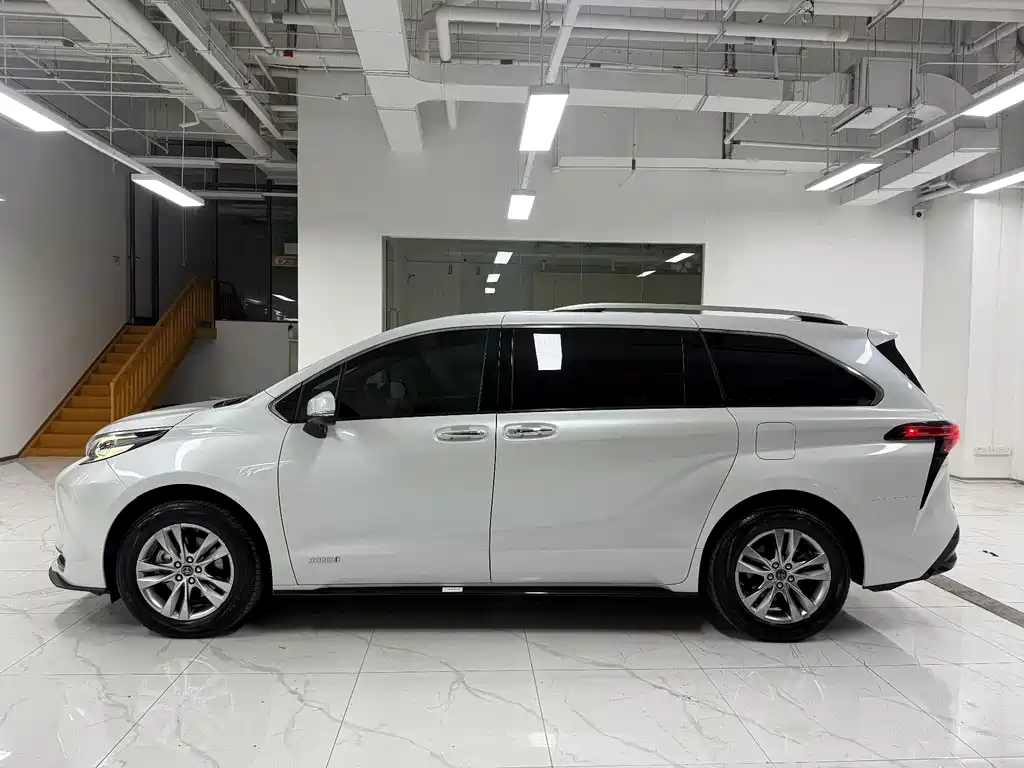 Toyota Sienna 2022 — фото 3