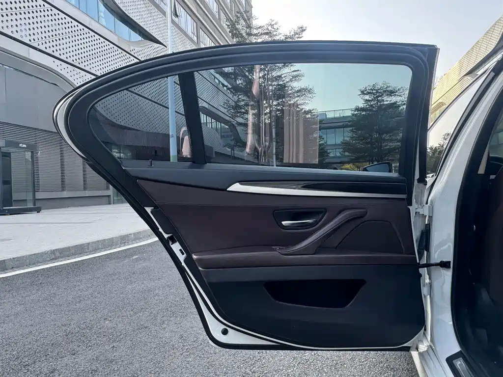 BMW 5 Series 2015 — фото 13
